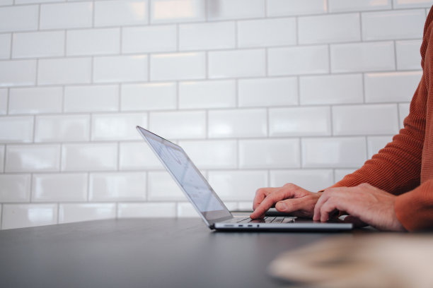 匿名男子在办公室或共享办公空间使用笔记本电脑图片下载