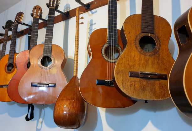 许多五颜六色的吉他挂在音乐商店图片下载