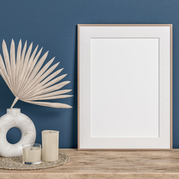 简单的室内，有一个橱柜和一个大矩形相框，还有五六十年代的装饰(餐垫上放着蜡烛)。图片下载