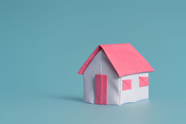 迷你折纸房子，粉红色的屋顶，蓝色的背景图片下载