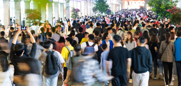 夜晚，一群人走在城市的街道上图片下载