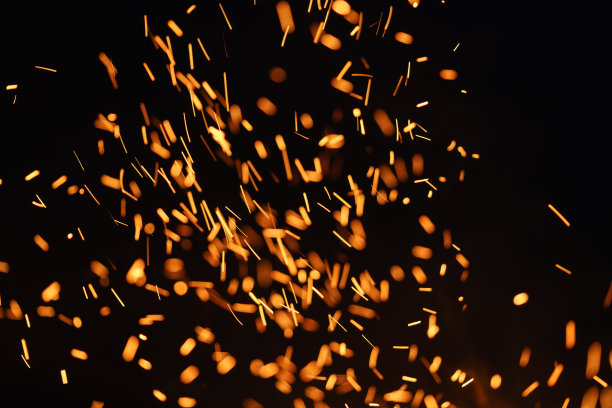 近距离观察夜空中篝火的炽热火花图片下载