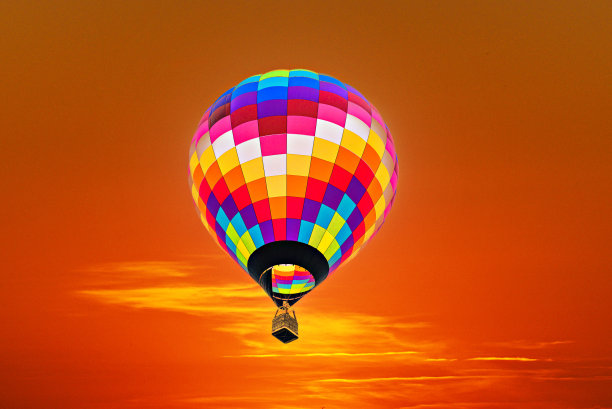 日落时热气球飞过天空图片下载