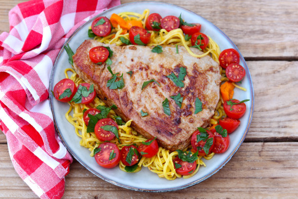 炸金枪鱼牛排配沙拉图片下载