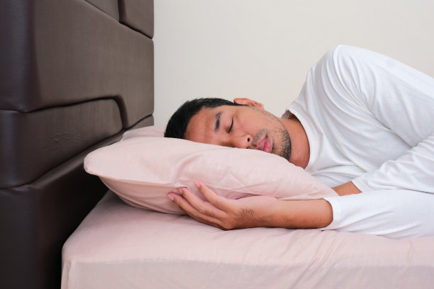 亚洲成年男子在床上熟睡图片下载