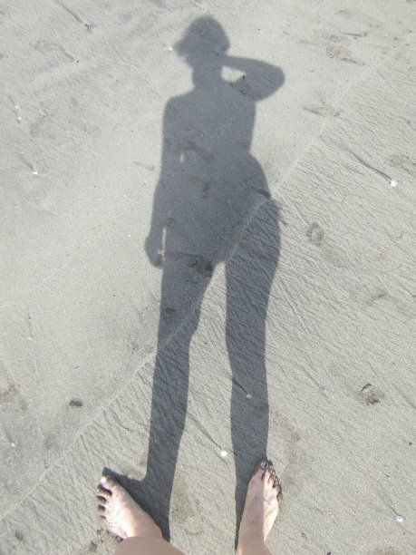 影子和她的脚。图片下载