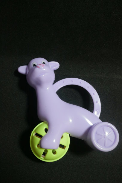 可爱的紫色羊驼玩具抱着一个球图片下载