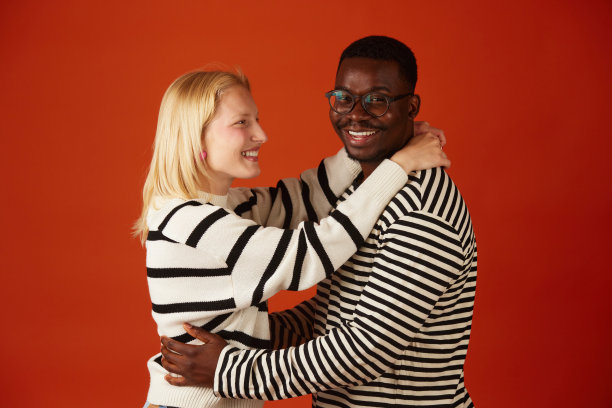 幸福的多种族夫妇拥抱微笑的肖像图片下载