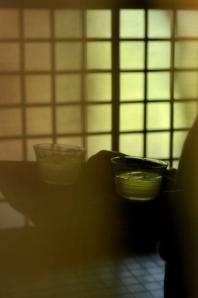 拿着绿茶杯的女人图片下载