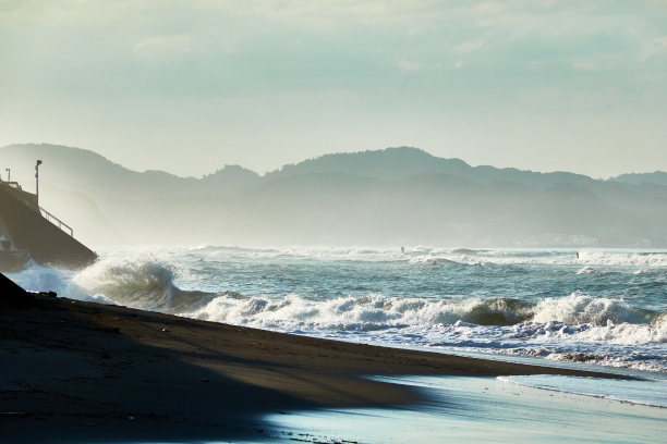 清晨，大海的美景伴随着汹涌的海浪图片下载