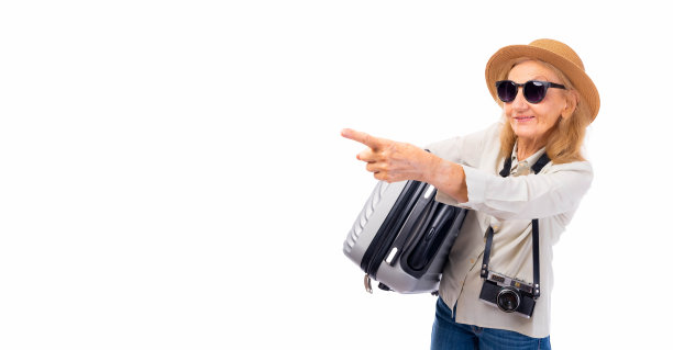 快乐的老妇人拿着行李老太太去度假旅游指指模仿太空旅游者在空闲时间出国旅游休息度假航空旅行旅行长周末假期的概念图片下载