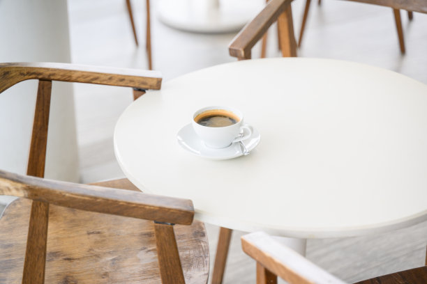 咖啡店里白色桌子上的一杯黑咖啡图片下载