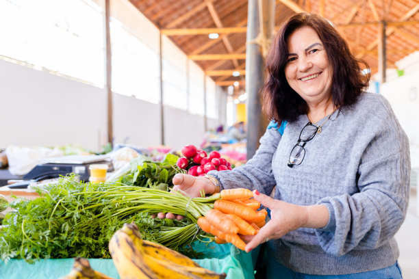 成熟女人在农贸市场买菜图片下载