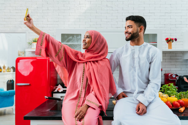 快乐的中东夫妇在家穿着传统阿拉伯服装图片下载