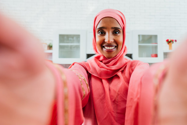 身穿阿拉伯传统服装的快乐美丽中东女性图片下载
