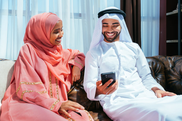 快乐的中东夫妇在家穿着传统阿拉伯服装图片下载
