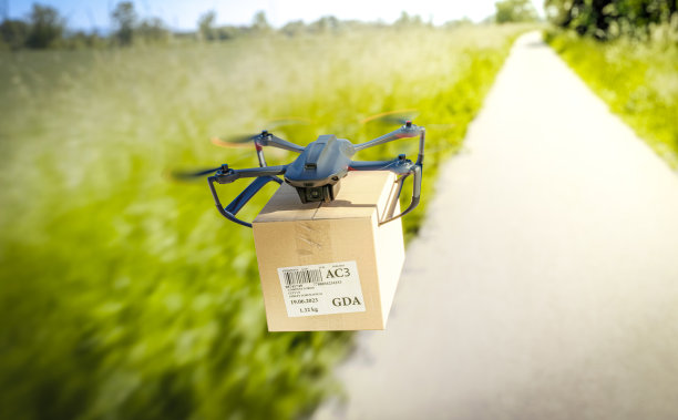 这架无人机正带着一个包裹在路上为客户飞行——这是该设备的特写镜头，无人机送货的概念。图片下载