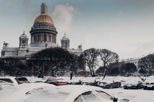 冬天时圣艾萨克大教堂的后景，被雪覆盖。俄罗斯圣彼得堡的著名建筑。文化和宗教地标图片下载