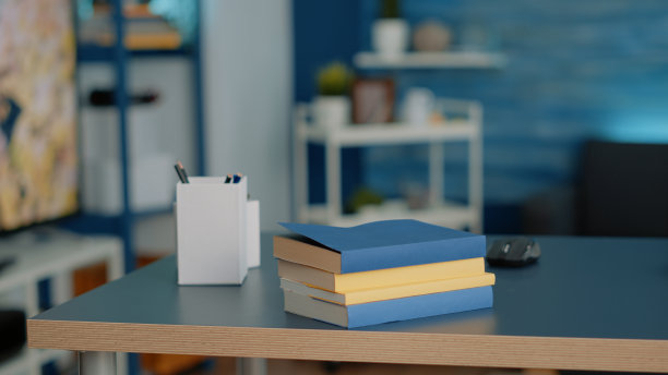 家里空荡荡的办公室里堆满了学校课程的书图片下载