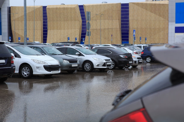商场停车场里的车图片下载