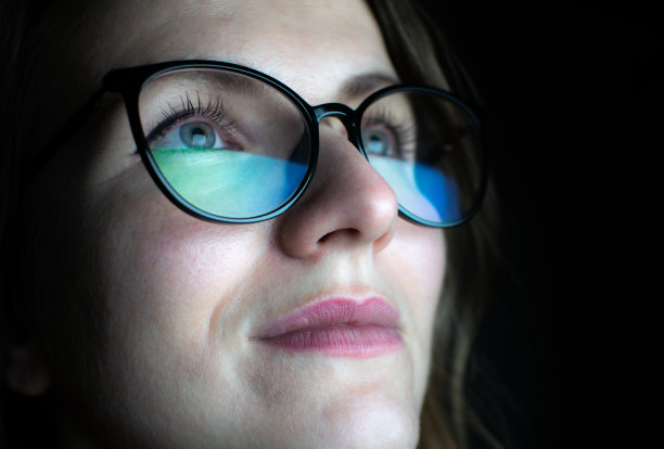 戴眼镜的女商人正在用笔记本电脑或电脑上网工作。社交媒体影响者创造内容。程序员或设计师的工作。市场营销和股票市场。图片下载