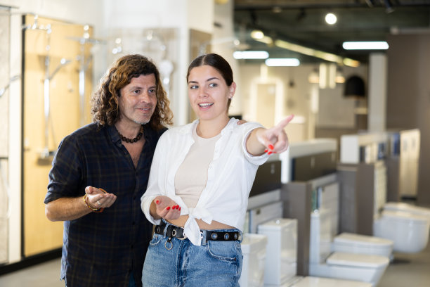 漂亮的夫妇在五金店买浴室家具图片下载