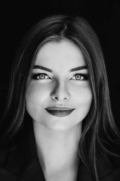 肖像的年轻女子与神秘的微笑和富有表现力的cle图片下载