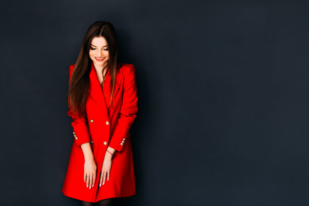 穿着红色外套的时装模特面带微笑俯视着图片下载