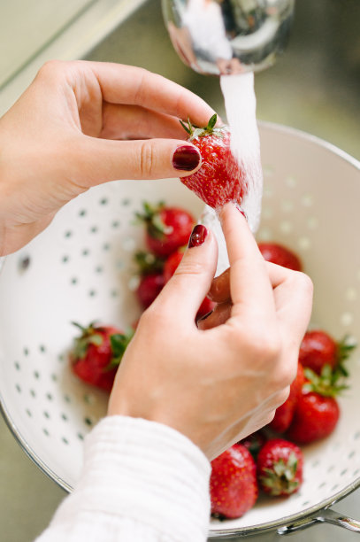 不认识的女人在厨房洗草莓图片下载