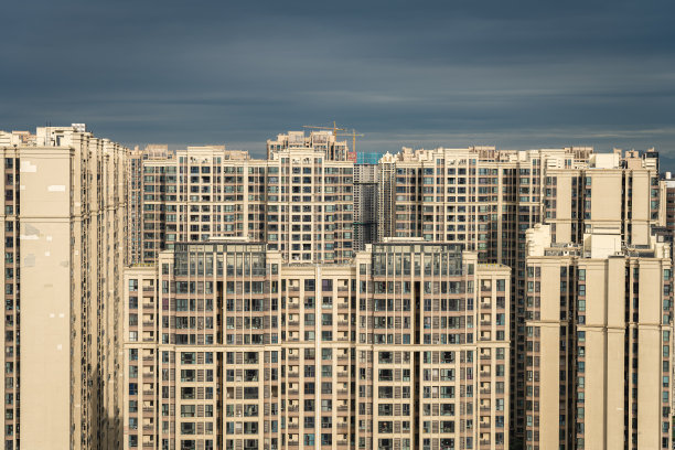 太阳落在成都的上空。图片下载