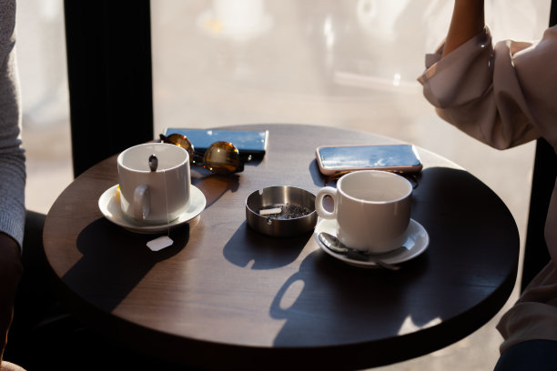 朋友们在餐厅聊天，微笑，喝茶。同事下班后在咖啡厅开会。抽象的照片. .图片下载