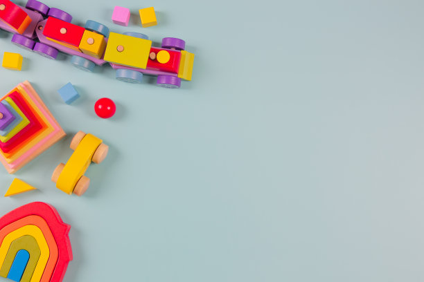 婴儿玩具背景。木制火车，浅蓝色背景的彩色可持续教育玩具。蒙台梭利，环保儿童玩具。俯视图，平铺图片下载