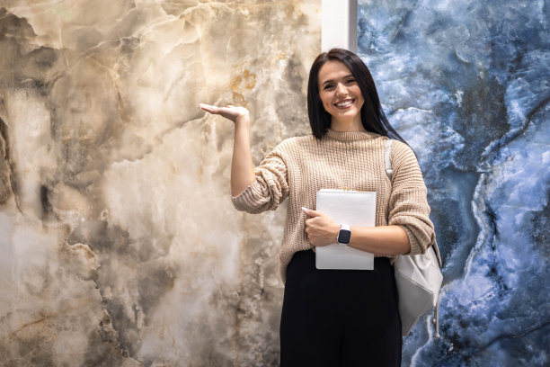 肖像美女黑发女室内设计师在装饰墙纸纹理摆姿势图片下载