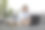孩子带着耳机听音乐，在家里和猫一起坐在沙发上使用笔记本电脑。电脑训练，看电影。儿童休闲的概念。有选择性的重点图片下载