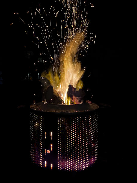 晚上在花园里的洗衣机锅炉里燃起篝火图片下载