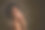 一个年轻的黑人妇女用手抚摸着她的脸，露出她完美的微笑图片下载