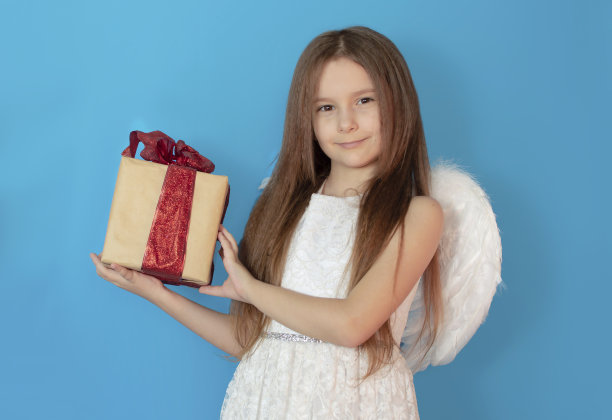 情人节的横幅。有真正天赋的天使女孩，画室肖像。顽皮的天使般的小女孩。礼物和庆祝的概念。丘比特的孩子图片下载