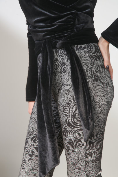 一组年轻女模特穿着优雅的黑色上衣和黑白喇叭裤的工作室照片图片下载