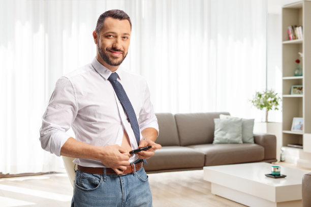 一个年轻人正在家里的客厅里给腹部注射胰岛素图片下载