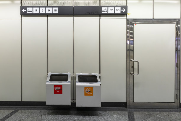 维也纳地铁站的废纸篓。图片下载