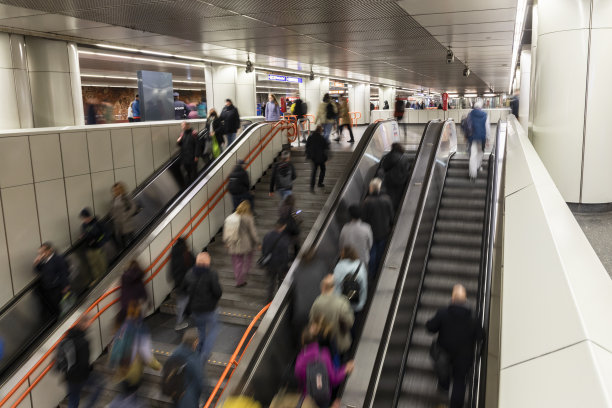 繁忙的人们在地铁十字路口。图片下载