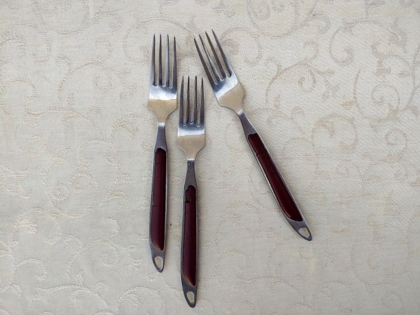 桌上摆放着几把别致的老式叉子图片下载