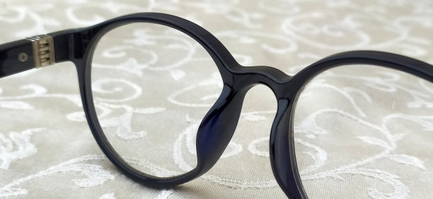 深蓝色的圆形老花镜图片下载