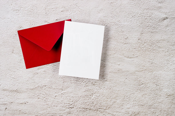 红色信封与空白的白色卡片文本在灰色混凝土背景图片下载