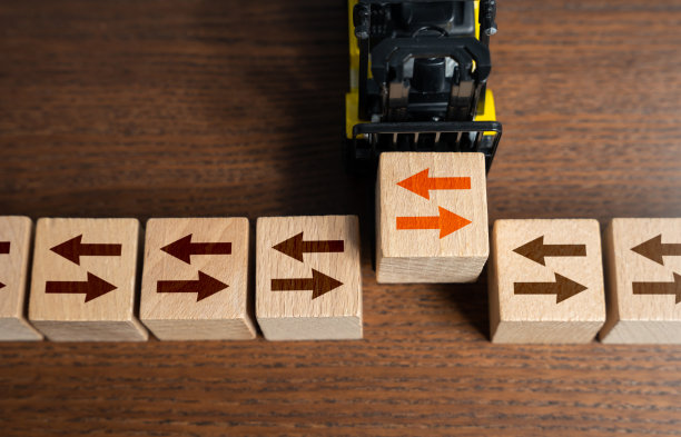 叉车移走了交通的一个环节，从而中断了交通。图片下载