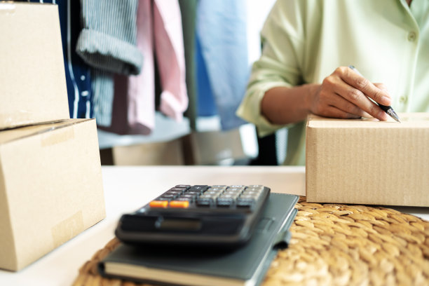 创业ownerÂ准备网上购物的包裹投递箱图片下载