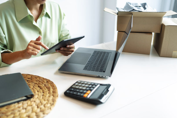 创业ownerÂ准备网上购物的包裹投递箱图片下载