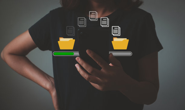 妇女使用手机等待传输文件的过程与加载栏图标在虚拟屏幕上。数据传输，传输文件，备份数据，交换文件夹上的文件，DMS。虚拟文件。图片下载