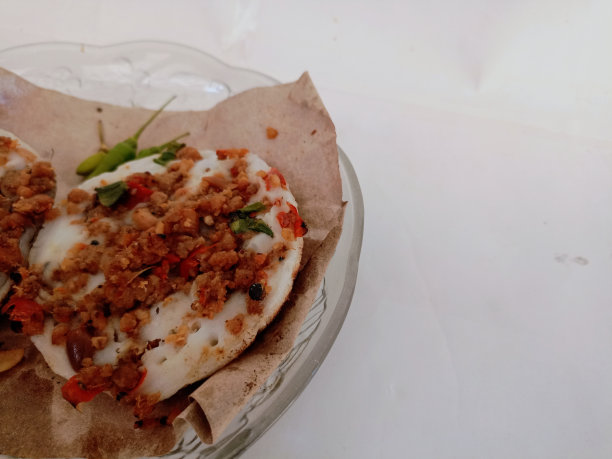 沙拉比或苏拉比或索拉比配辣酱和辣椒调味料图片下载