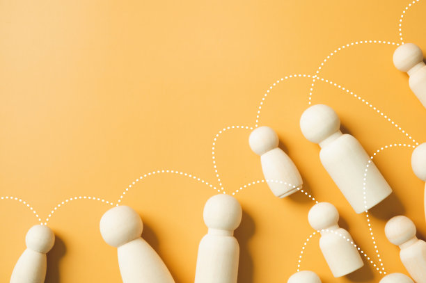 社交聚会和商业网络全球交流的连接线上的木人组作为团队合作社区会议俱乐部黄色背景。人们生活方式的社交媒体概念。图片下载